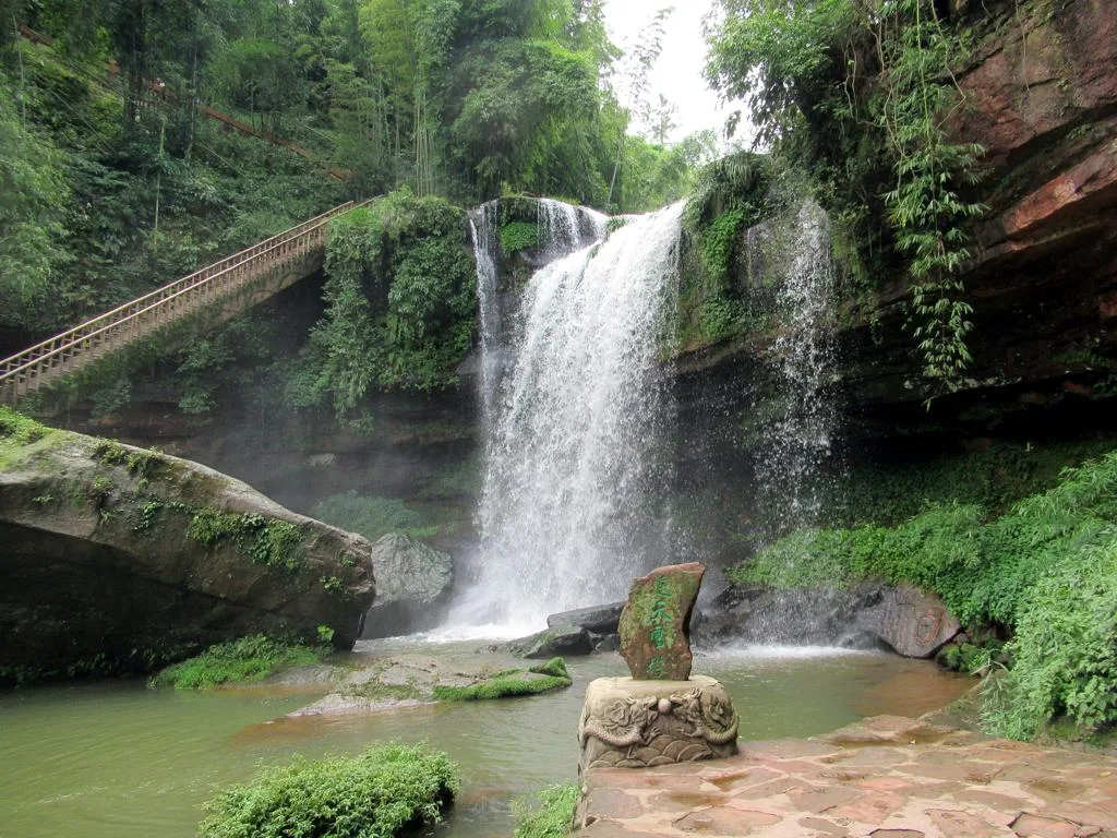 Cascade au milieu de la forêt de bambous de Shunan, Sichuan
